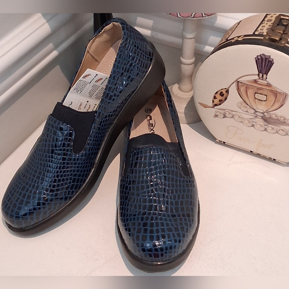 Flexus Blue Animal Print Look Slip On Loafer Sz 8.5M/39 NWT